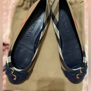 Burberry  navy flats